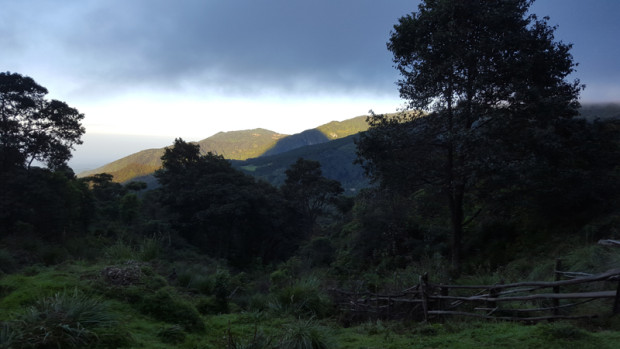 Sombra de volcán Santa María sobre volcán Cerro Quemado