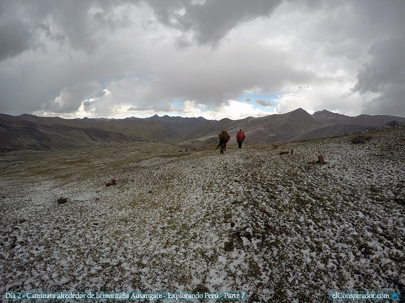 Caminando bajo el granizo en las montañas andinas del Perú