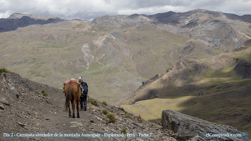 El guía, con el caballo de emergencia.