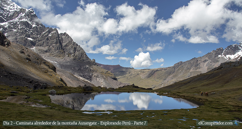 Laguna Yanacocha, al pie de la montaña Ausangate.