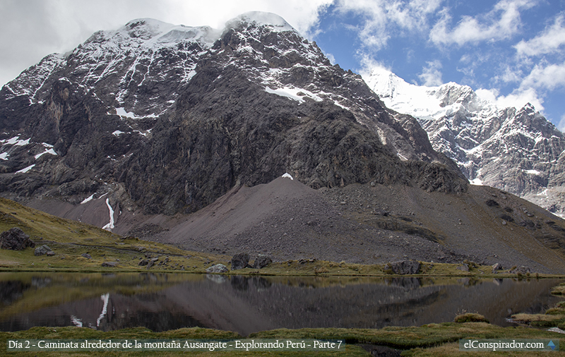 Laguna Yanacocha, al pie de la montaña Ausangate.