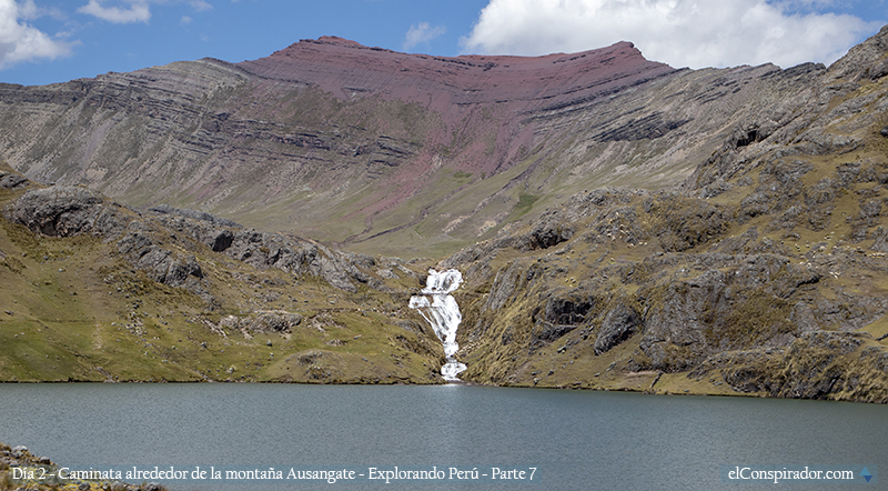 Laguna Pucacocha alimentada por un río que cae en cascada a la distancia.