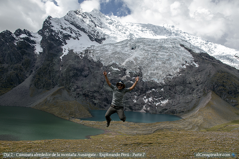 Yo, saltando en Ausangate. Fotografía gracias a Sandy.