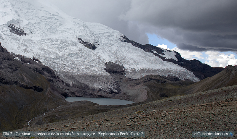 Otra laguna más en los horizontes. Ir hacia esa dirección es el camino original del trekking Ausangate, nosotros nos dirigíamos hacia la montaña de los siete colores.