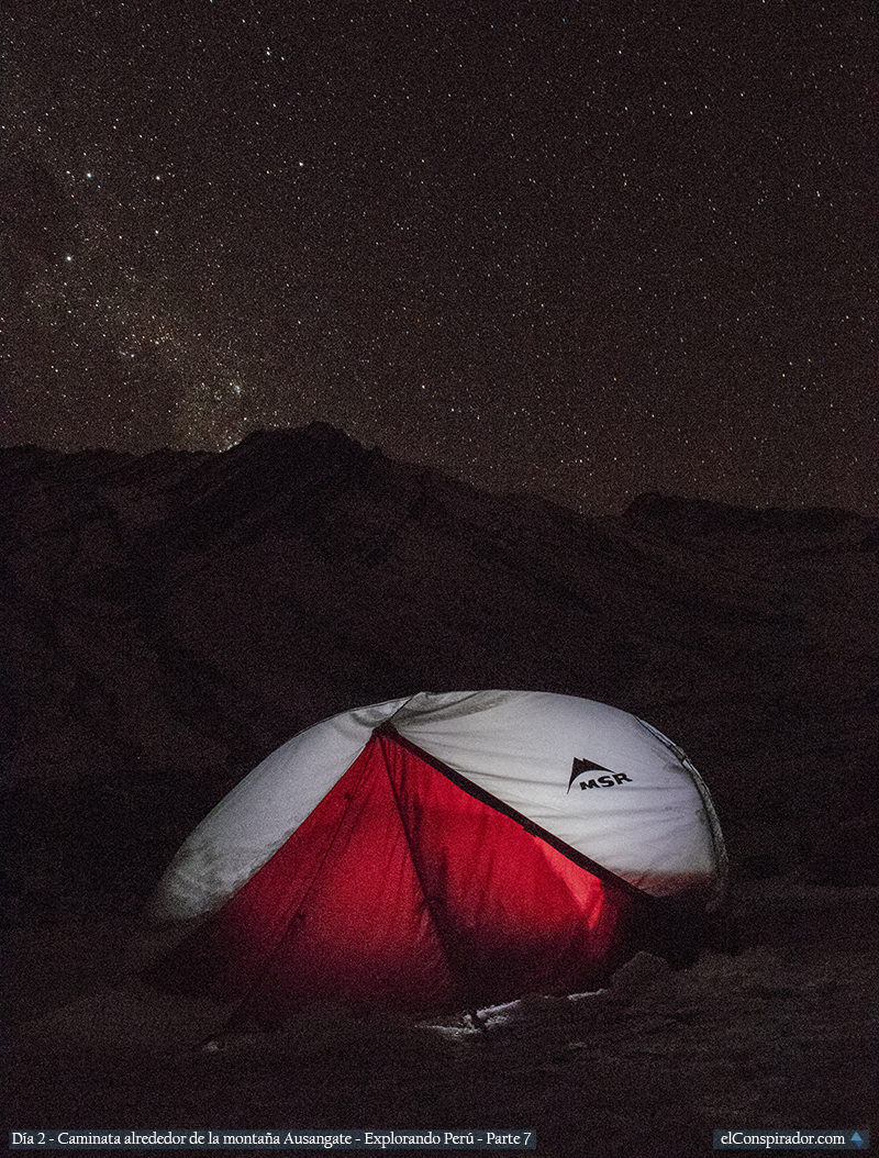 Campamento en la nieve, camino a la montaña de siete colores.